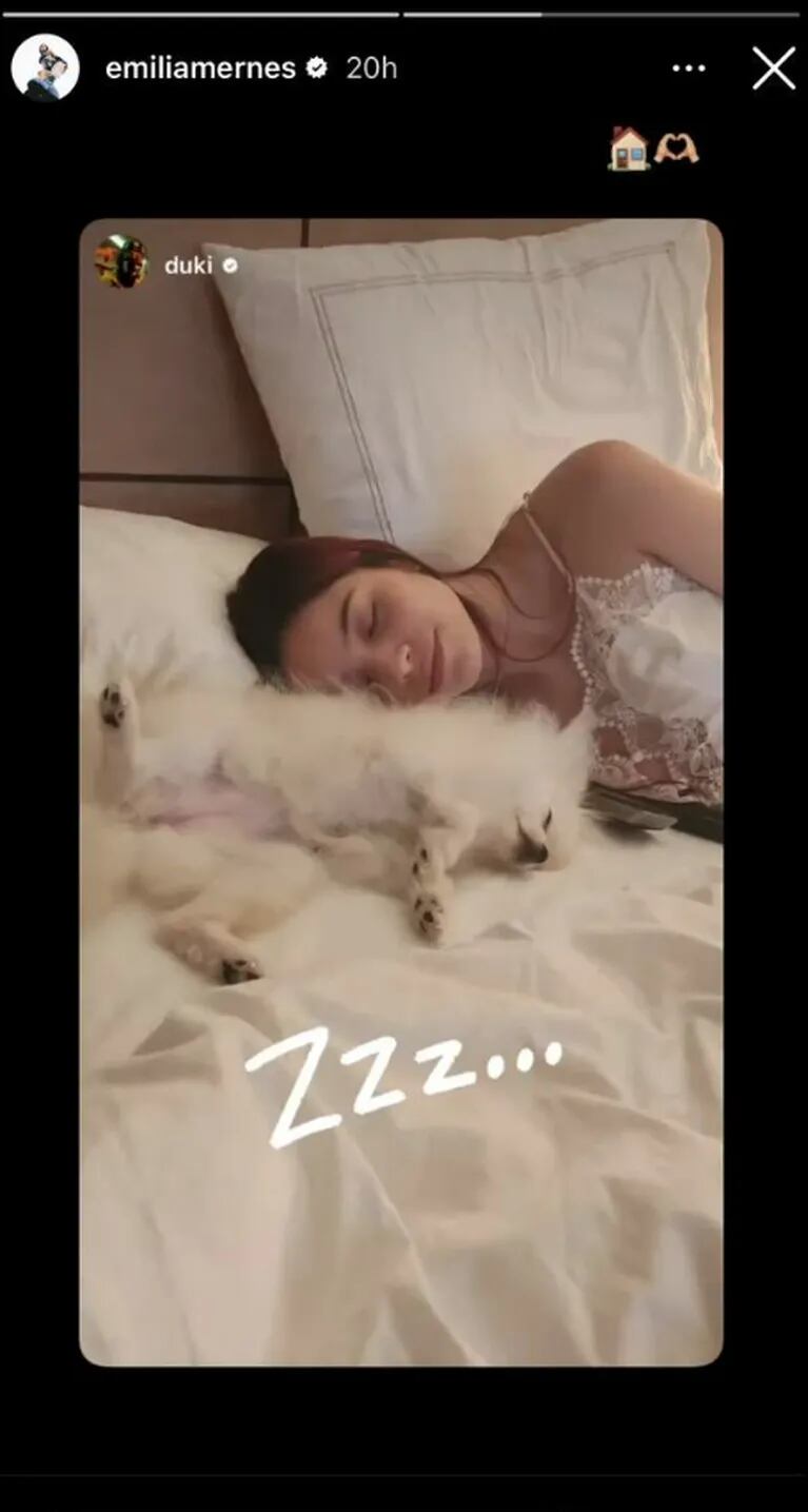 Duki compartió una postal íntima de Emilia Mernes durmiendo: mimos y camisón vintage