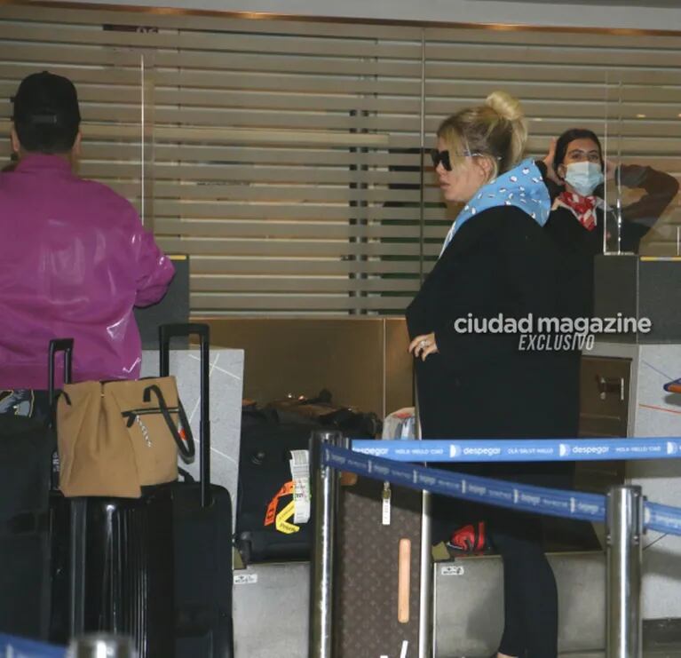 Las fotos de Wanda Nara en el aeropuerto para viajar a Turquía y reencontrarse con su familia tras las polémicas