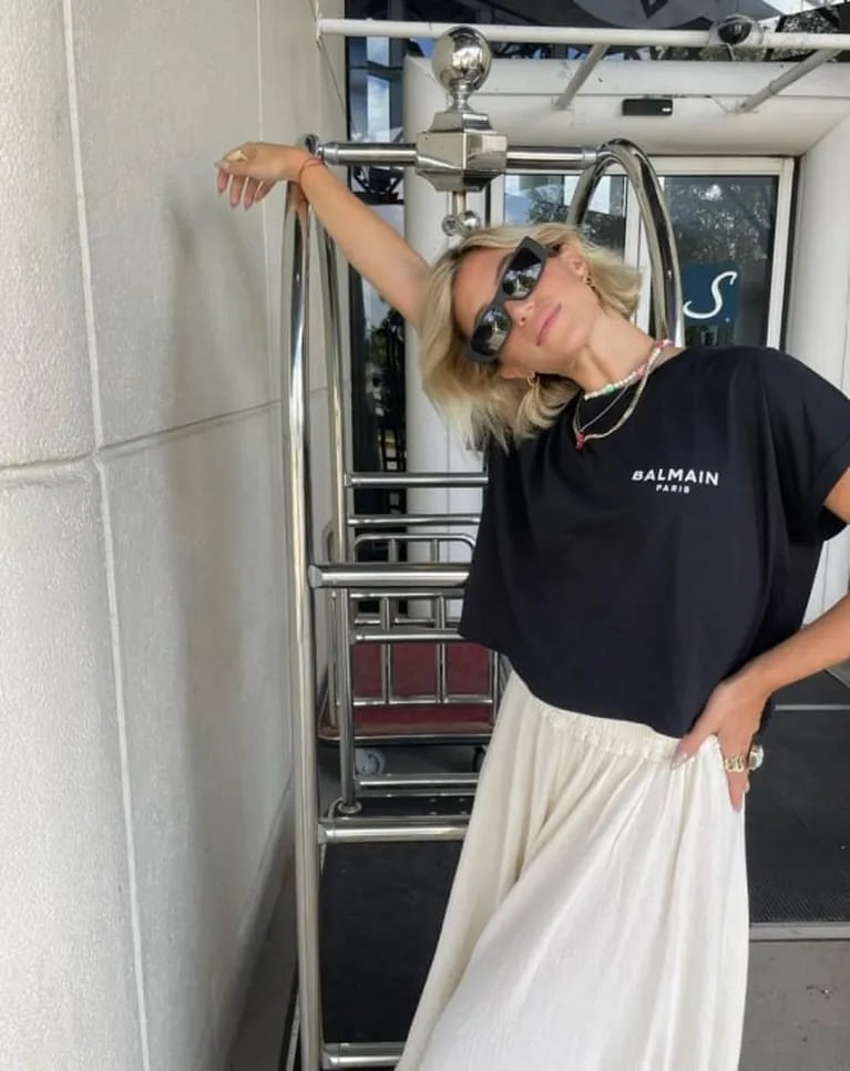 Stefi Roitman lució un look mega canchero en Miami: remera negra de mangas cortas y pantalón de lino beige