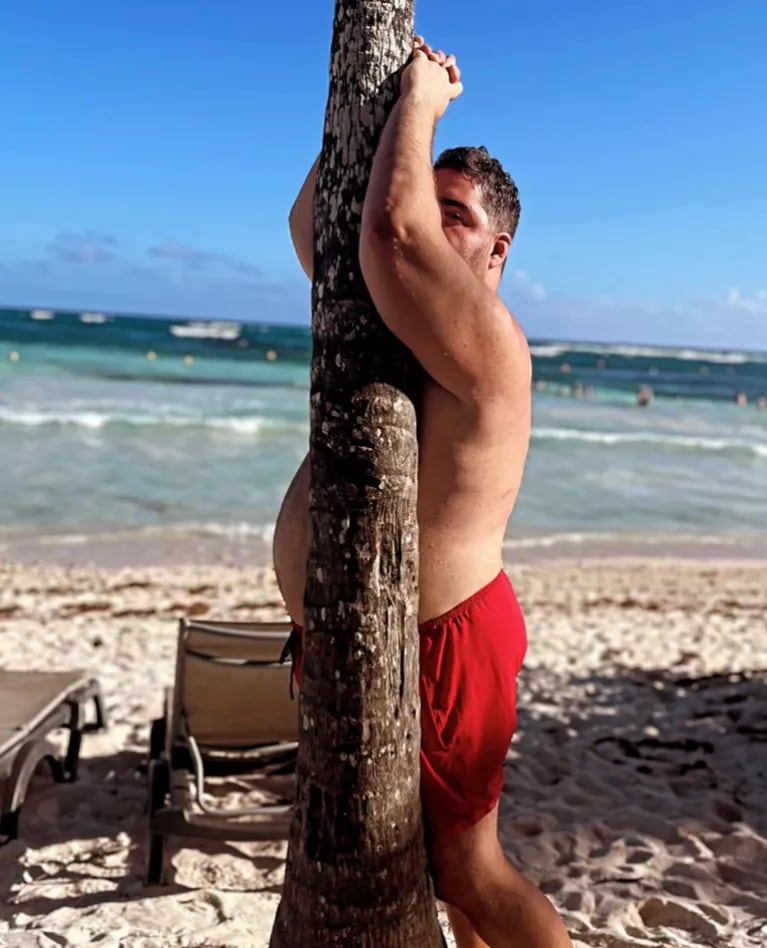 La desopilante imitación de Darío Barassi a Pampita: posando muy sensual con una palmera en la playa