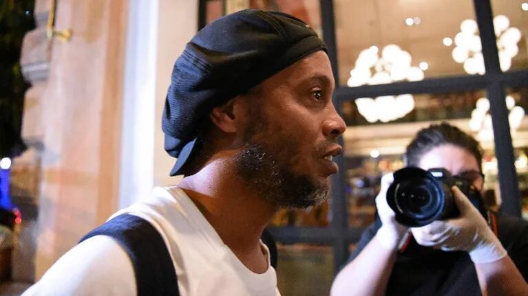  En dos semanas podría quedar en libertad el ex jugador Ronaldinho. Foto: AFP.