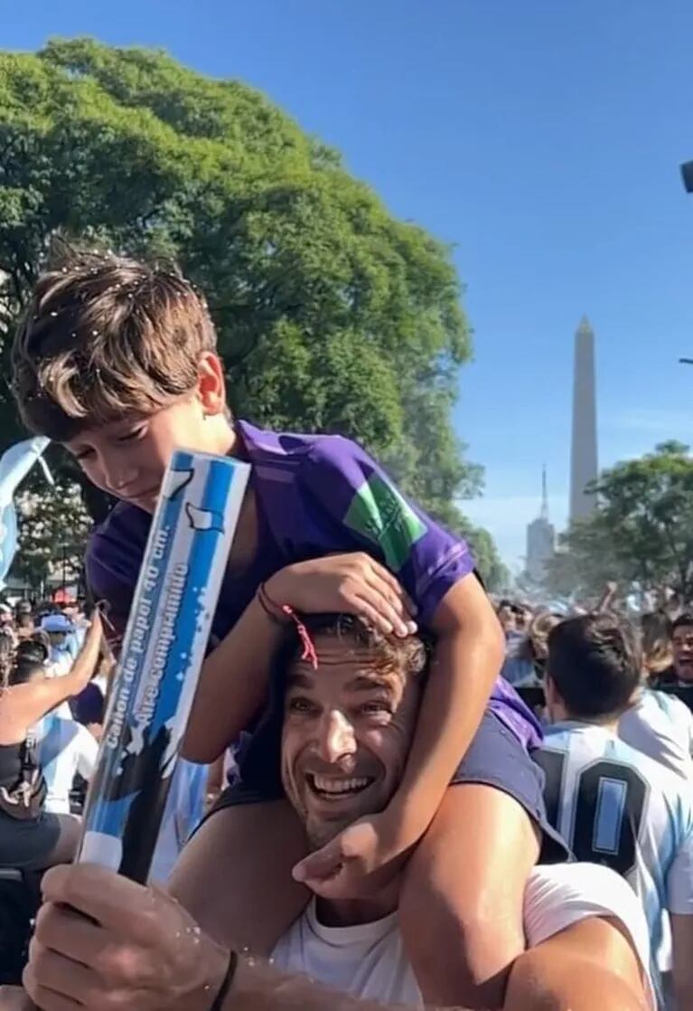 Las fotos de Pampita y Jimena Barón en el Obelisco, celebrando en familia el triunfo de Argentina en el Mundial