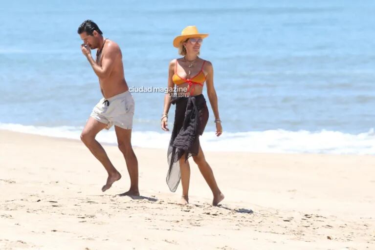 Las fotos de Dolores Barreiro y su novio, Santiago Gómez Romero, enamorados en la playa