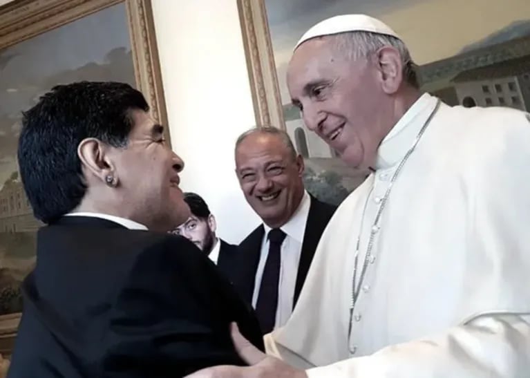 El gesto que el papa Francisco le dedicó a la familia Maradona en la dolorosa despedida a Diego