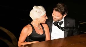 Lady Gaga y Bradley Cooper protagonizan Nace una estrella.