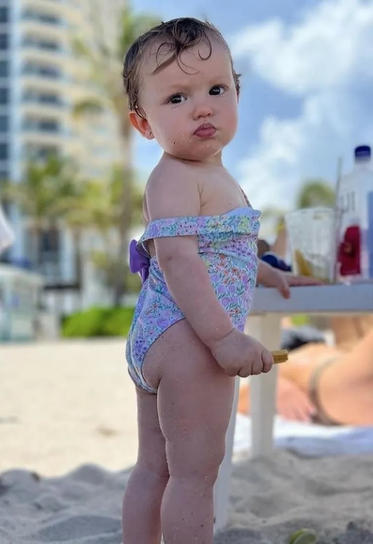Pampita y Ana García Moritán disfrutaron de un día de playa en Miami: el tierno video de la beba en el mar