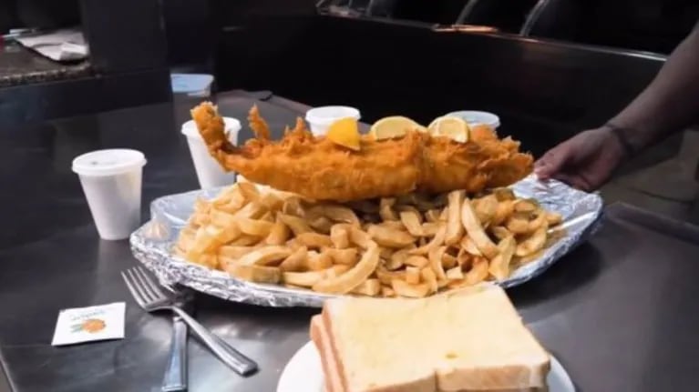  ¿Serías capaz de comer un plato gigante de pescado con patatas fritas en menos de una hora? Así es El Coloso