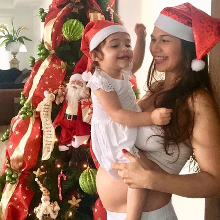 Las fotos navideñas más dulces de Mariana de Melo con su pancita de seis meses y su hija Lupe: "Esperando a Papá Noel"