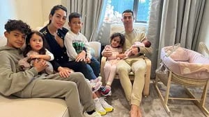 Cristiano Ronaldo y Georgina Rodríguez presentaron a su beba tras la muerte de su mellizo.