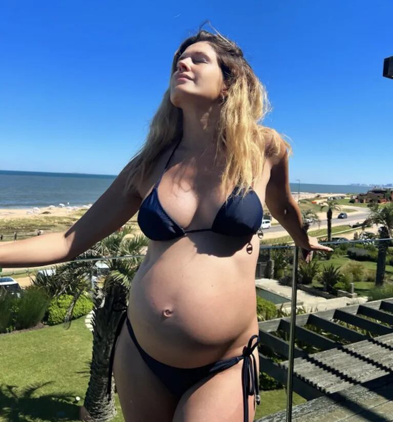 Isabel Macedo compartió una foto en bikini luciendo su pancita de embarazada: "24 semanas"