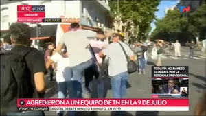 El video con la cobarde agresión de un grupo de manifestantes a Julio Bazán
