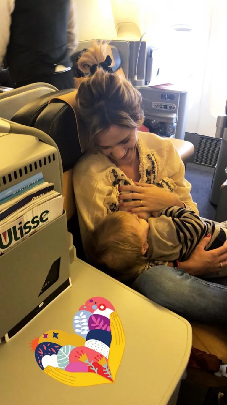 La tierna foto de Paula Chaves amamantando a Baltazar en pleno vuelo a Roma