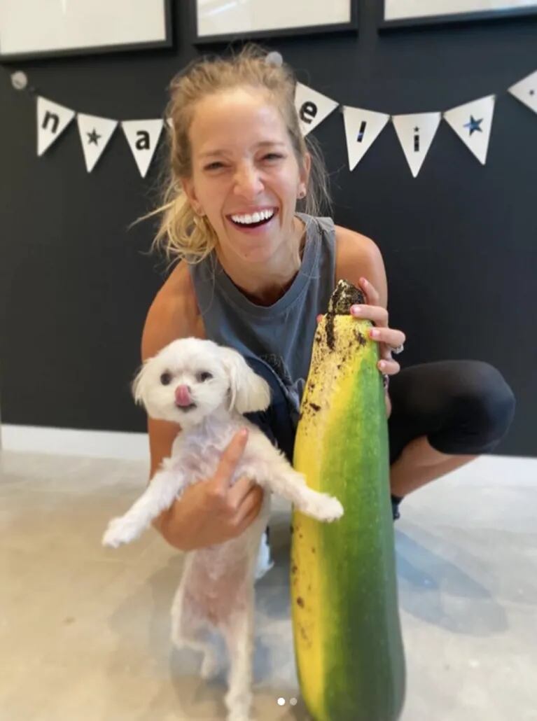 Luisana Lopilato cosechó un zucchini gigante de su huerta orgánica e hizo una divertida comparación: "Es más grande que la perra"