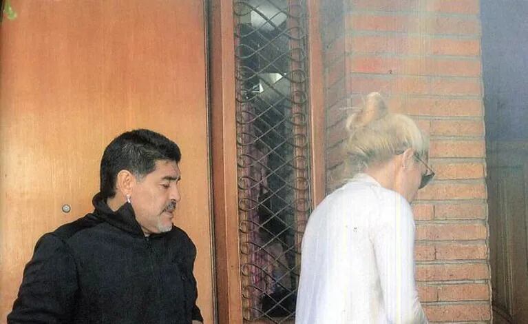 Diego Maradona y Rocío Oliva en la casa de Don Diego. (Foto: revista Caras)