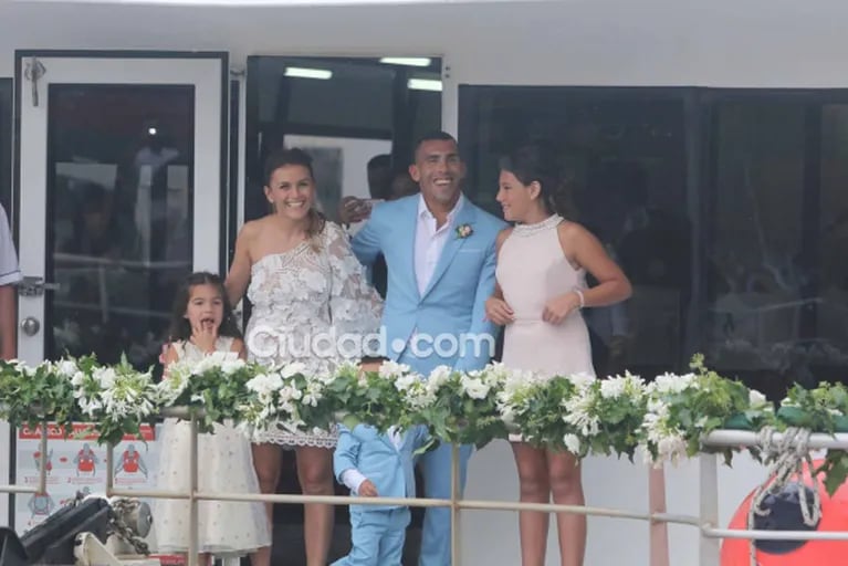 Las fotos del casamiento de Carlos Tevez con Vanesa Mansilla, tras 19 años de amor