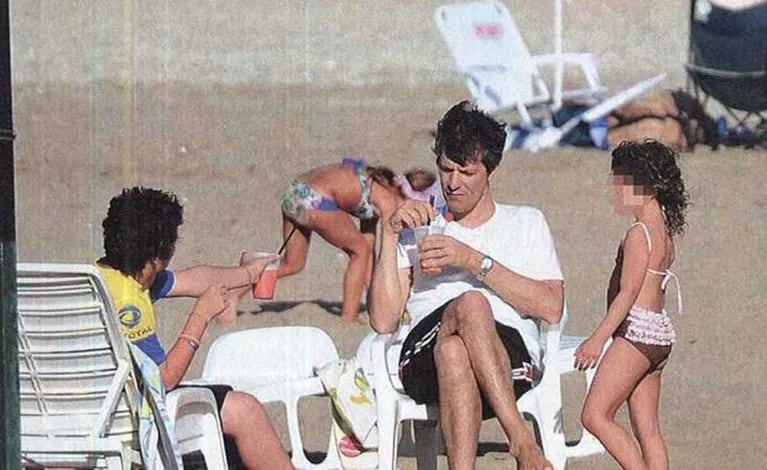 Mario Pergolini disfruta de sus vacaciones junto a su familia en Cariló... ¿y vuelve a la TV? (Foto: Revista Paparazzi)