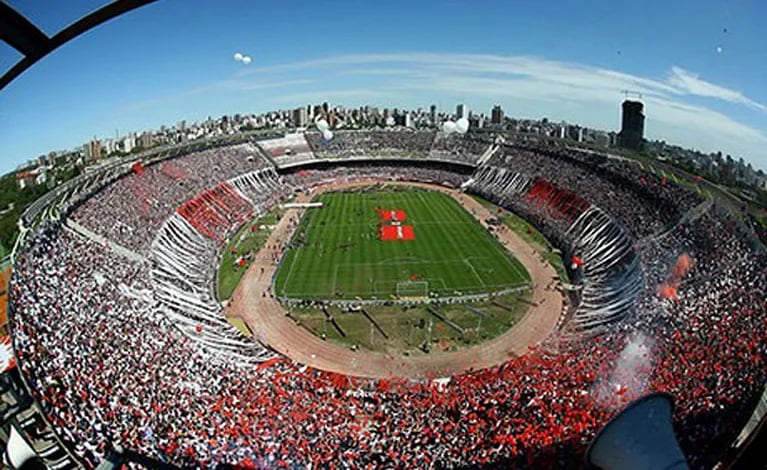 El Monumental, repleto, esperanzado de dar vuelta el 0-2 con Belgrano. (Foto: Web)
