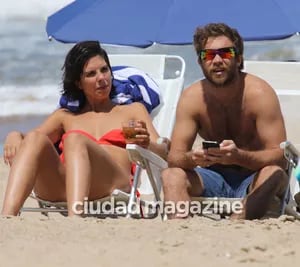 Nico Riera, súper enamorado con su novia en las playas de Punta del Este. (Foto: GM Press)