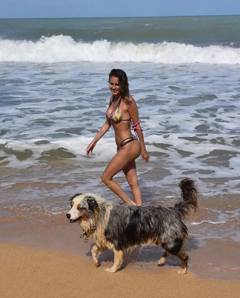 Las sensuales fotos playeras de Silvina Luna en Panamá: "Cuando te hacés la linda y te lleva la ola"