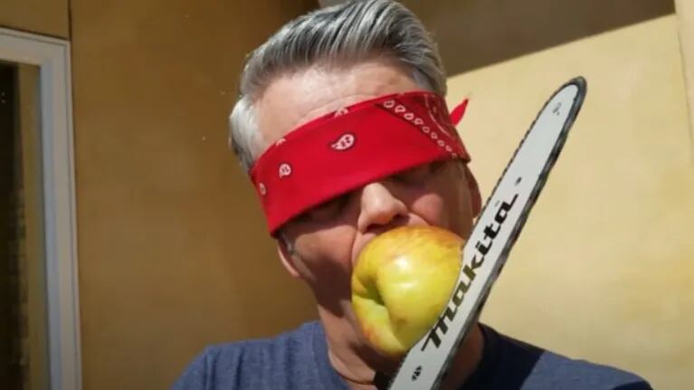 Brad Byers corta en trozos una manzana que sujeta en su boca y lo hace con una motosierra