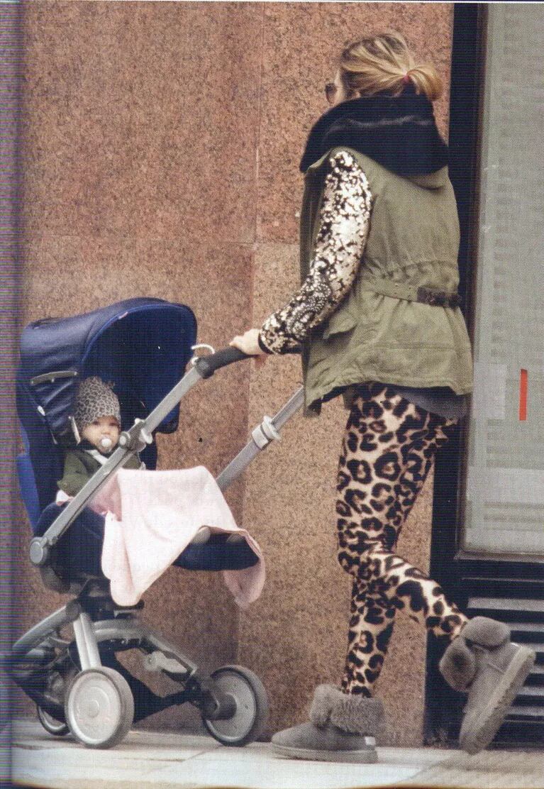 El look glam de Paula Chaves para pasear con Olivia. (Foto: revista ¡Hola! Argentina)1.jpg