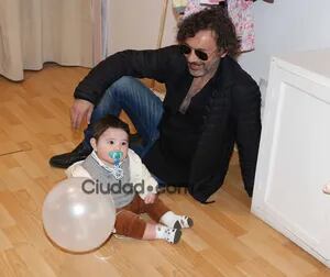 Fabián Vena jugando con Valentino en Pancha. (Fotos: Movilpress-Ciudad.com)