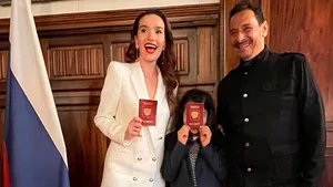Natalia Oreiro y su hijo recibieron su pasaporte ruso 