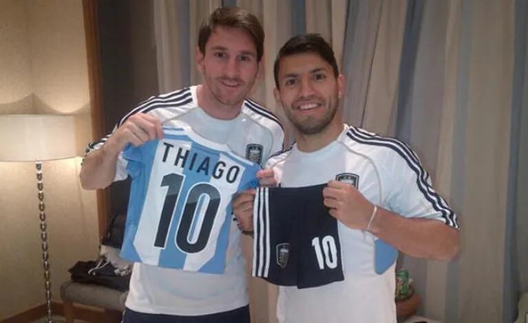 Kun Agüero sorprendió a Lionel Messi en Arabia Saudita con un regalo muy especial. (Foto: Twitter)