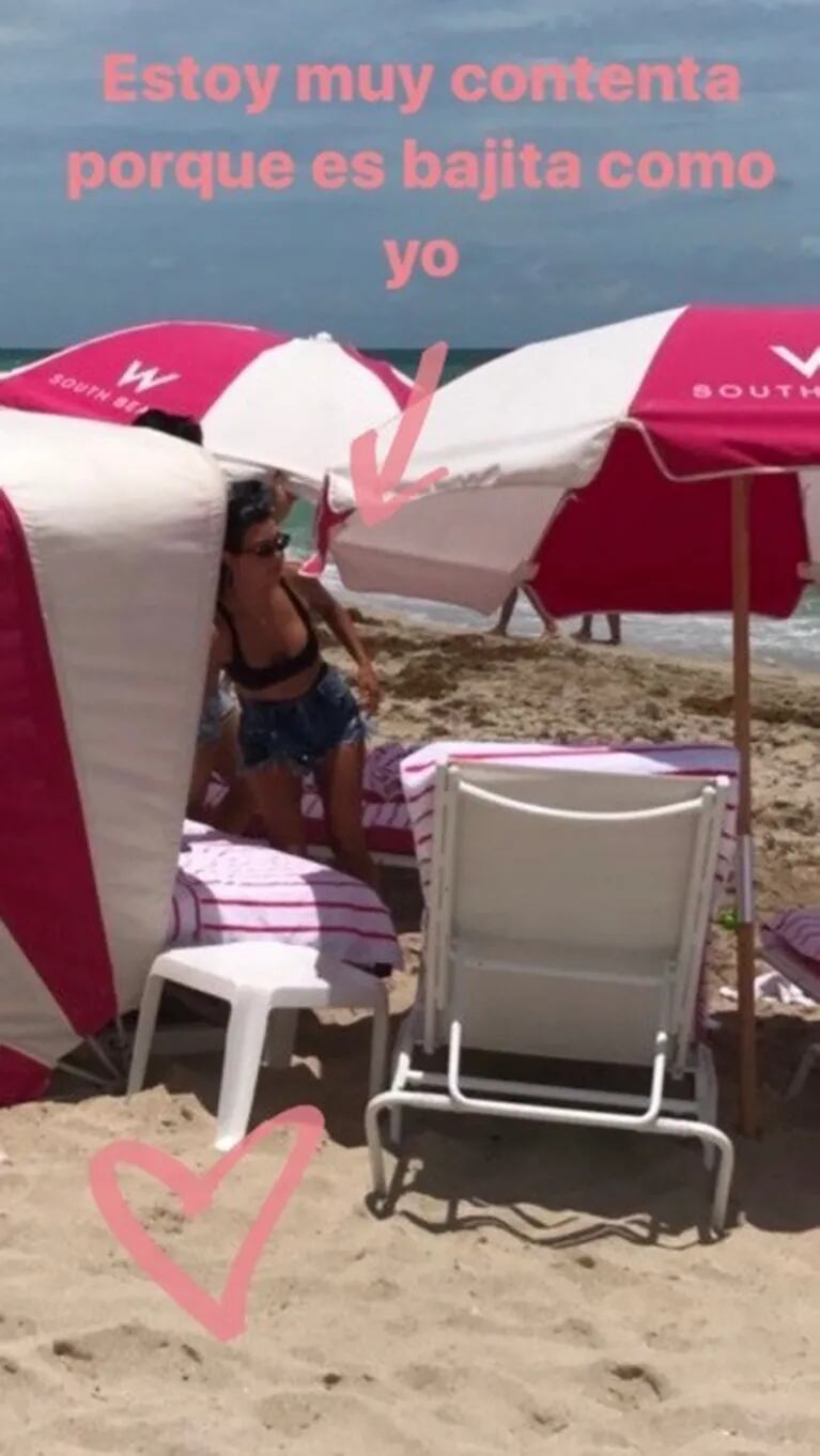 Julieta Ortega lució su lomazo en malla a los 44… ¡se encontró con Kourtney Kardashian en las playas de Miami! 
