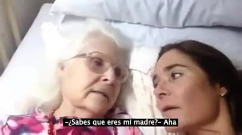 Una madre con Alzheimer reconoce a su hija y le dice que la ama