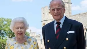 El príncipe Felipe, esposo de la reina Isabel II, recibió el alta tras un mes de internación