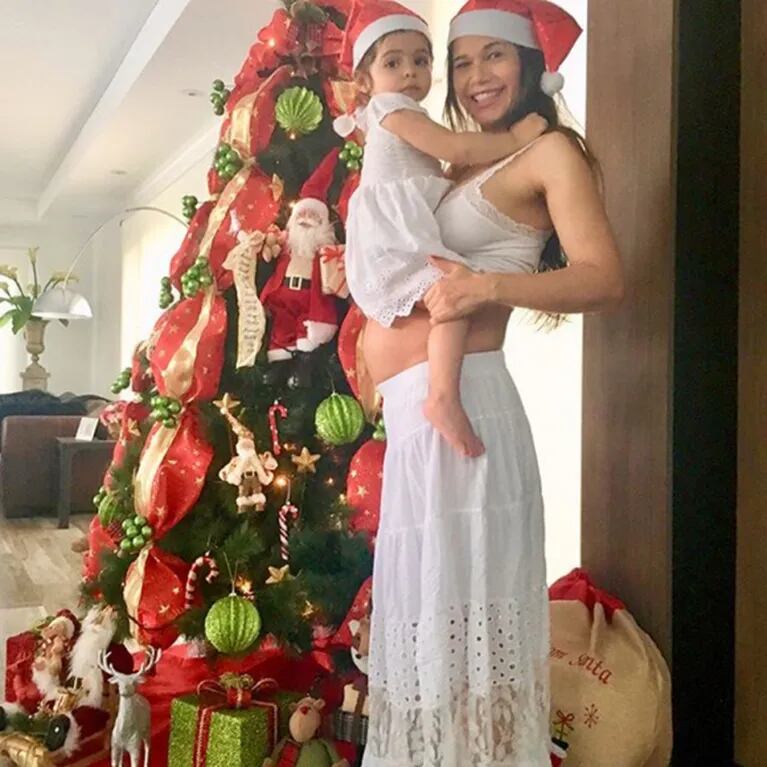 Las fotos navideñas más dulces de Mariana de Melo con su pancita de seis meses y su hija Lupe: "Esperando a Papá Noel"