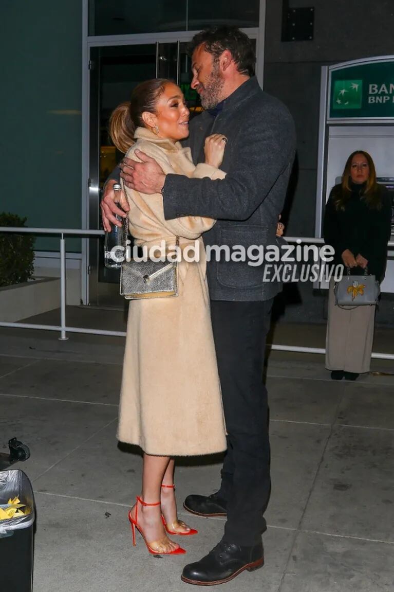 Las fotos de Jennifer Lopez y Ben Affleck a puro mimo en Beverly Hills: abrazos y risas antes de su cena romántica 