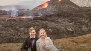 Esta pareja se hace fotos de compromiso frente a un volcán activo en Islandia
