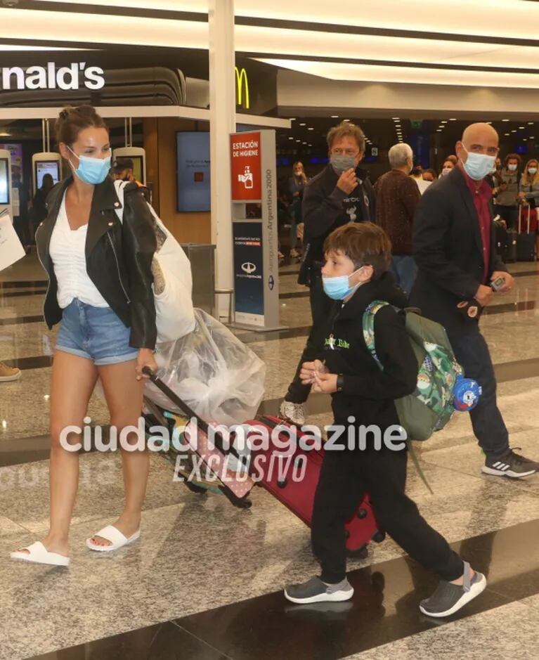 El look de Pampita y su familia en el aeropuerto de Ezeiza tras regresar de sus vacaciones en Punta Cana