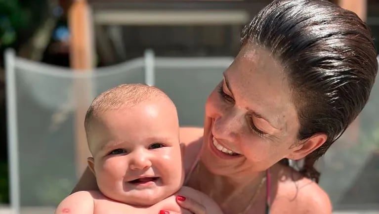 Isabel Macedo posteó nuevas fotos de Julia en la playa tras las repudiables críticas a su beba.