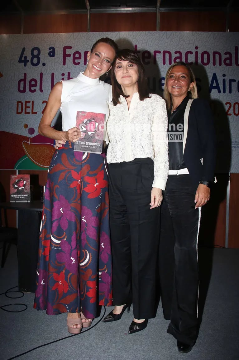 Julieta Prandi y María Laura Santillán en la Feria del Libro. (Foto: Movilpress)