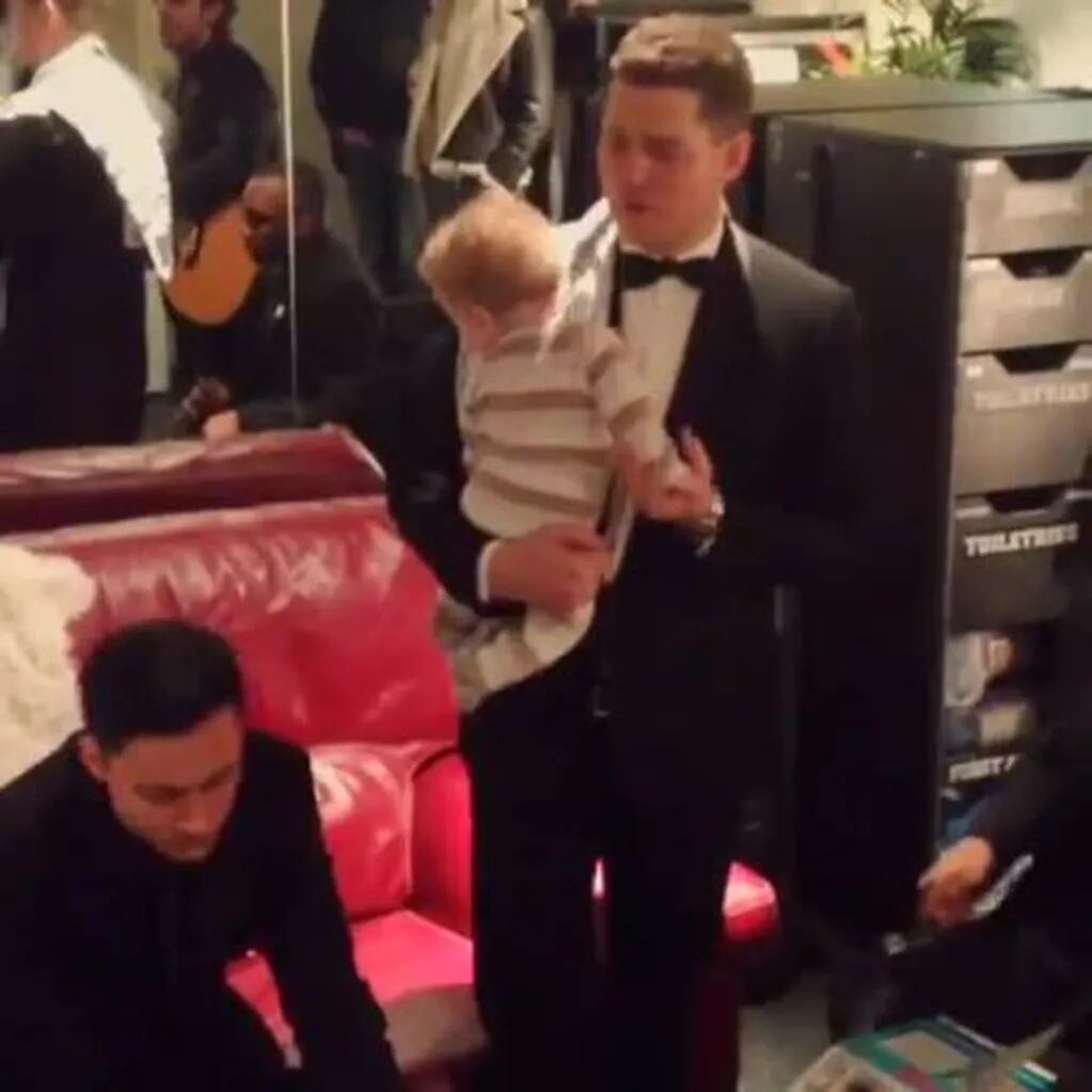Michael Bublé cantando con su hijo Noah en brazos