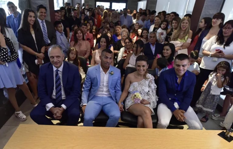 Las fotos oficiales del casamiento de Carlitos Tevez y Vanesa Mansilla: del civil en San Isidro a la gran fiesta en Carmelo