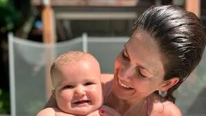 La emoción de Isabel Macedo por haberse metido con su beba a la piscina por primera vez.