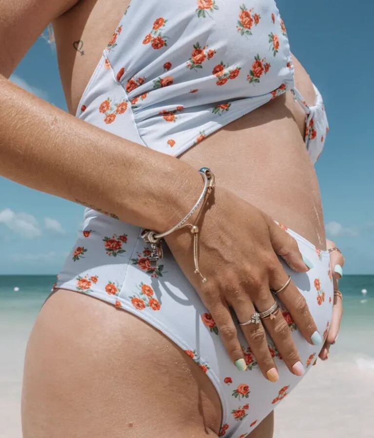 Embarazada, Stephanie Demner lució distintos modelos de traje de baño en México: "Con Ari en el paraíso"