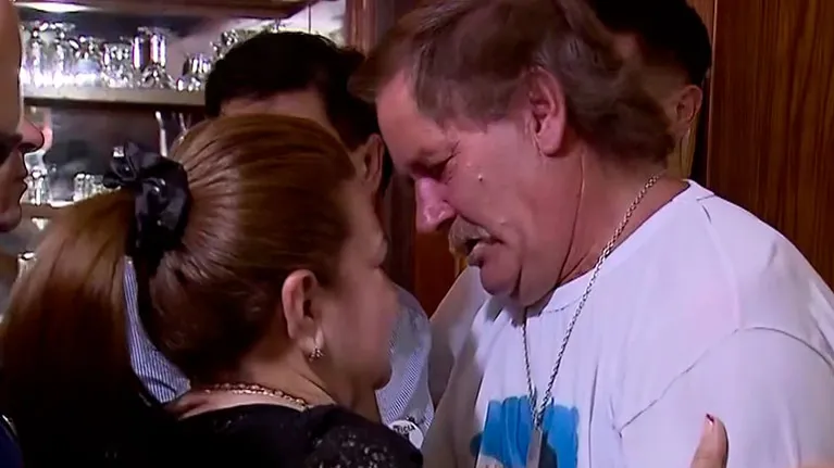 El conmovedor abrazo de la mamá de Fernando Báez Sosa con el abuelo de Lucio Dupuy