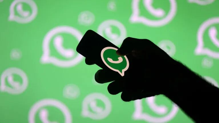 ¿Qué significa la presencia de una bandera en los mensajes de WhatsApp? (Foto: Reuters/Dado Ruvic)