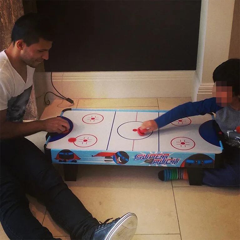   Kun Agüero se reencontró con su hijo en Inglaterra  (Foto: Instagram)