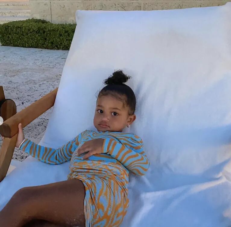 Travis Scott posteó una foto de su hijita Stormi ¡en la que posa igual a su mamá Kylie Jenner!
