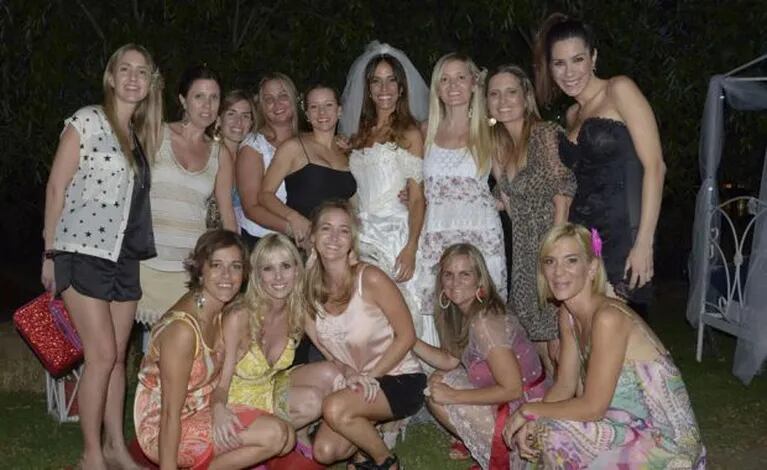 María Susini con sus amigas en el casamiento. (Foto: Carolina Parrado)