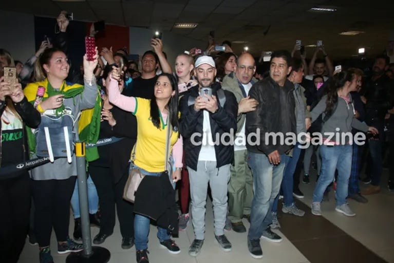 Las fotos de la llegada de Xuxa a la Argentina y el recibimiento de sus fans