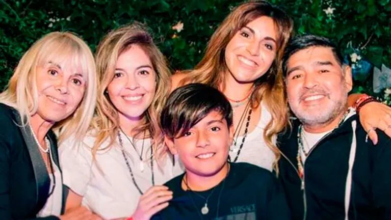 La última foto de Diego con Claudia Villafañe, Dalma, Gianinna y su nieto Benjamín.