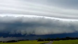 Un par de cazadores de tormenta capturan en vídeo la formación de una nube estante en Dinamarca
