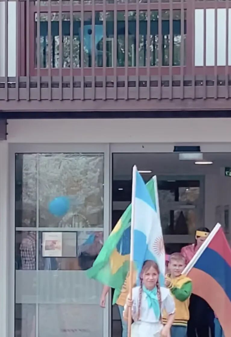 Evangelina Anderson se vistió de "tanguera" en Alemania para un acto escolar: "Aguante Argentina"